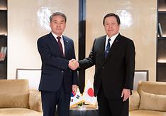 이종섭 국방부장관이 4일 오전 싱가포르에서 열린 제20차 아시아안보회의 계기에 하마다 야스카즈 일본 방위대신과 양자회담을 개최하고 기념촬영을 하고 있다