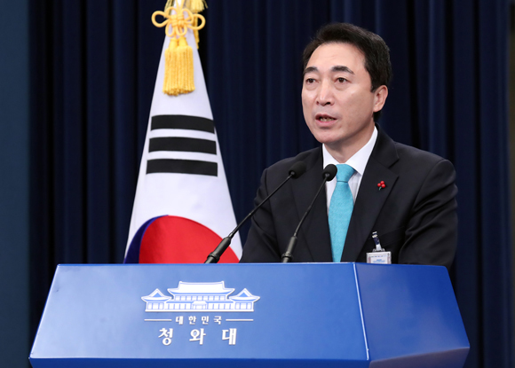  박수현 청와대 대변인이 23일 오전 춘추관에서 브리핑을 열고 평창 동계올림픽과 관련한 입장을 밝히고 있다. 박 대변인은 ‘평화올림픽’이 될 수 있도록 여야와 국민이 힘을 모아야 한다고 밝혔다.