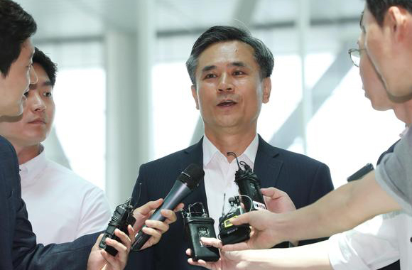 Kim Seung-ho, deputy minister for international trade and legal affairs of the Trade Ministry, leaves Incheon International Airport on Monday   to participate in the WTO General Council Meeting to discuss Japan`s export control measure. [photo by Han hoo-hyung]