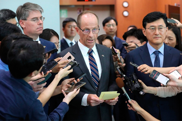 US offers to help resolve Korea-Japan trade spat