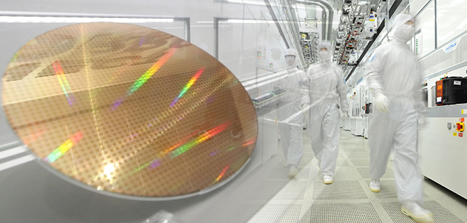 Korean chipmakers try out various options to find replacement for Japanese materials