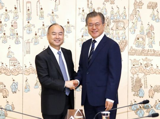 S. Korea’s president Moon Jae-in (right) shakes hands with SoftBank CEO Masayoshi Son at the presidential office on Jul. 4, 2019. [Photo by Lee Chung-woo]