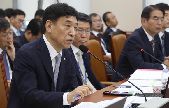 BOK chief assures loose monetary policy, warns even lower growth for this year