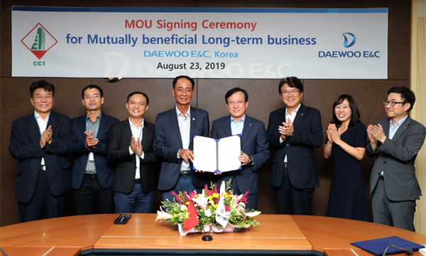 Daewoo E&C joins forces with Vietnam’s state builder to expand businessDaewoo E&C and Vietnam builder CC1 officials pose for a photo after signing a business agreement in Seoul on Aug. 23, 2019. [Photo provided by Daewoo Engineering & Construction Co.]