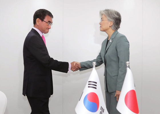 South Korean Foreign Minister Kang Kyung-hwa (right) shakes hands with her Japanese counterpart Taro Kono at the 52nd ASEAN Foreign Ministers Meeting in Bangkok on August 1. [Photo by Yonhap News Agency]