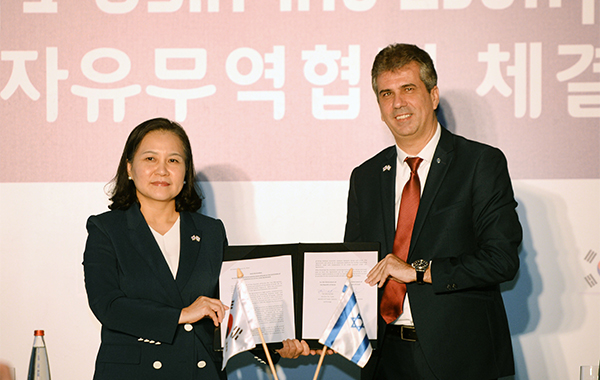 South Korea becomes first Asian country to sign FTA with IsraelSouth Korean Trade Minister Yoo Myung-hee (left) and Israel Economy Minister Eli Cohen signed the Free Trade Agreement in Jerusalem on Aug. 21, 2019. [Source: the Ministry of Trade, Industry and Energy]