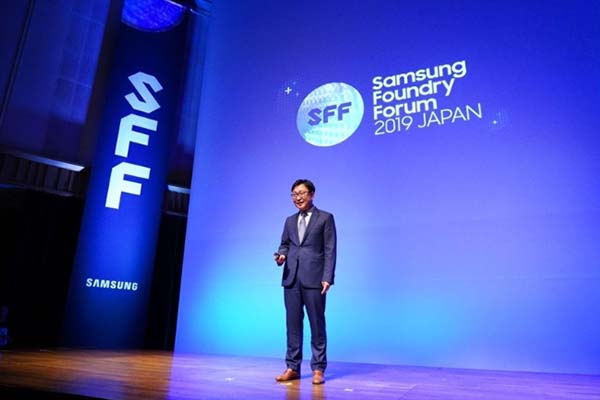 Jung Eun-seung, head of the foundry business at Samsung Electronics, delivers a keynote speech at Samsung Foundry Forum 2019 in Tokyo on Wednesday. [photo by Samsung Elec]​