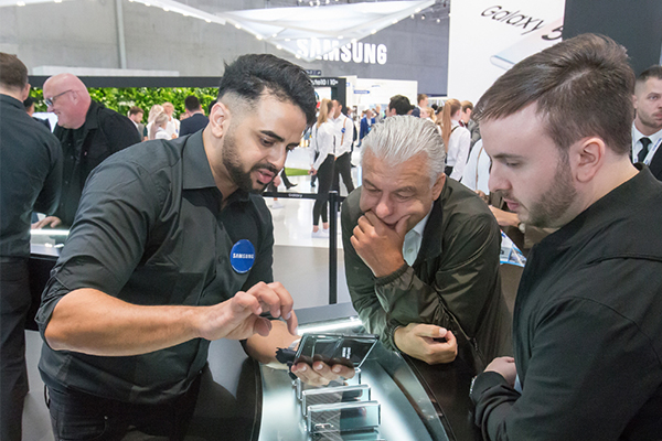 Consumers take a look at Galaxy Fold, Samsung Electronics Co."s first-ever foldable smartphone, at IFA, the world"s leading trade show for consumer electronics and home appliances that took place in Berlin, Germany, earlier this month. [Photo provided by Samsung Electronics Co.]