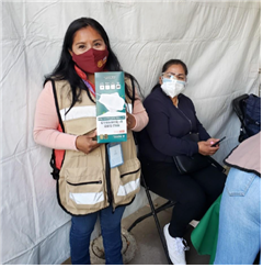 한인회가 기증한 마스크를 들고 있는 멕시코 공무원