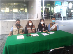 멕시코 공무원들과 나란히 앉아 한인동포들 백신 접종을 도와주고 있는 한인회 임원들