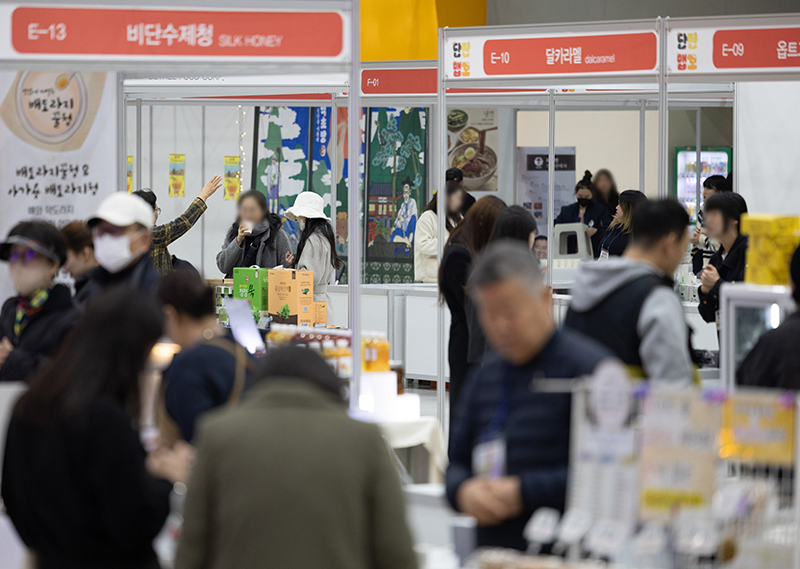 지난해 11월 10일 서울 서초구 aT센터에서 열린 ‘단짠맵꼬 K-푸드페스타 in 서울’을 찾은 관람객들이 다양한 상품을 살펴보고 있다. (ⓒ뉴스1, 무단 전재-재배포 금지)