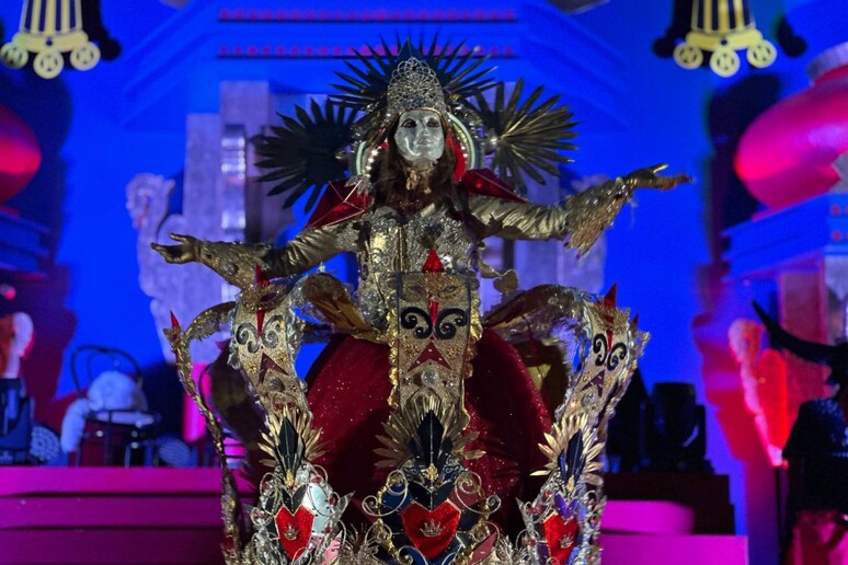 < 올해 가장 정교한 마스크 상을 받은 '붉은 여왕 코로나' - 출처: 'ANSA' >