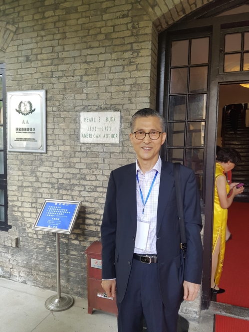 2018년 9월 펄 벅 여사가 살던 중국 장쑤(江蘇)성 전장(鎭江)시의 옛집을 방문한 권택명 한국펄벅재단 상임이사.