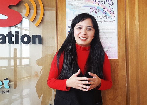 필리핀 이주여성 제니 김 씨가 21일 서울 마포구 염리동 다문화가족 음악방송 스튜디오에서 인터뷰에 응하고 있다.