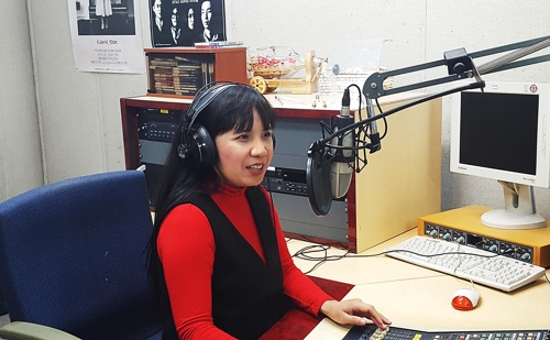 제니 김 씨가 필리핀 토착어인 타갈로그어로 다문화가족 음악방송 프로그램을 진행하고 있다.