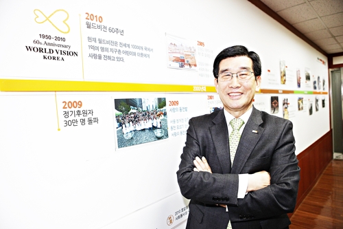 양호승 회장이 서울 여의도 월드비전 홍보관에서 월드비전의 역사를 설명하고 있다