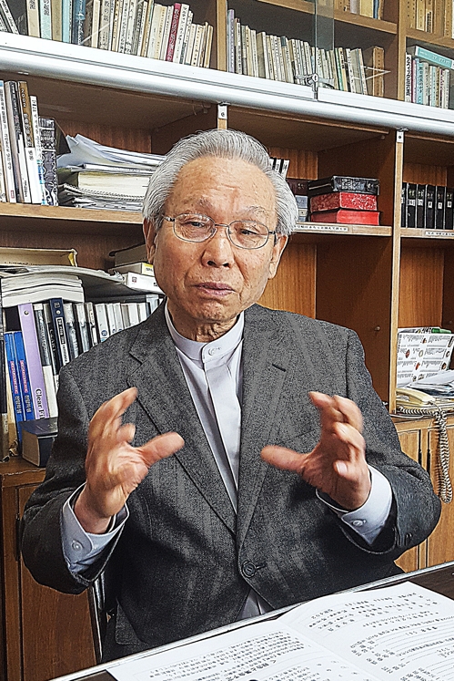 서울일본인교회의 요시다 고조 목사가 예수의 수난과 부활을 생각하며 회개하자고 역설하고 있다.
