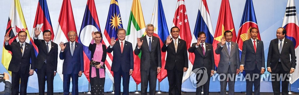 2018년 11월 14일 문재인 대통령이 싱가포르 선텍(SUNTEC) 컨벤션센터에서 열린 제20차 한·아세안 정상회의에 참석해 기념 촬영을 하고 있다