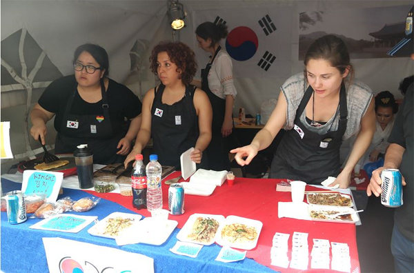 <지난해 11월 이민자의 날 행사에서 한국음식을 판매하는 꼬데꼬>