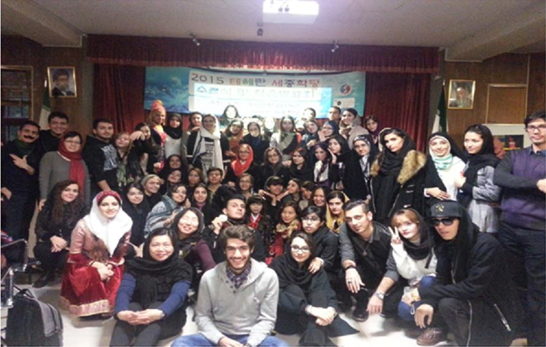 <‘테헤란세종학당 학습 발표회’가 끝난 후에 기념촬영 하고 있는 학생들의 모습>